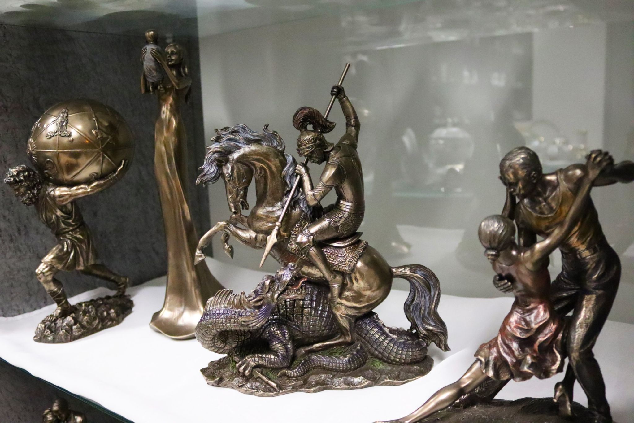 bronz hatású szobrok